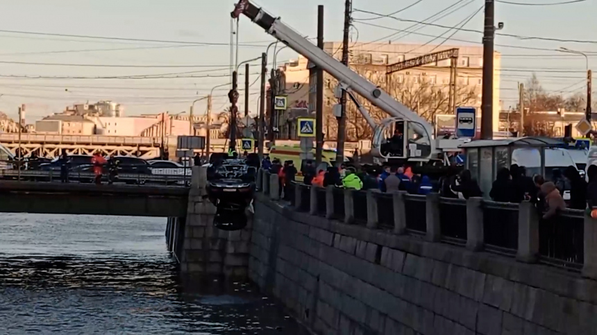 Автомобиль пробил ограждение Обводного канала в Петербурге и рухнул в воду