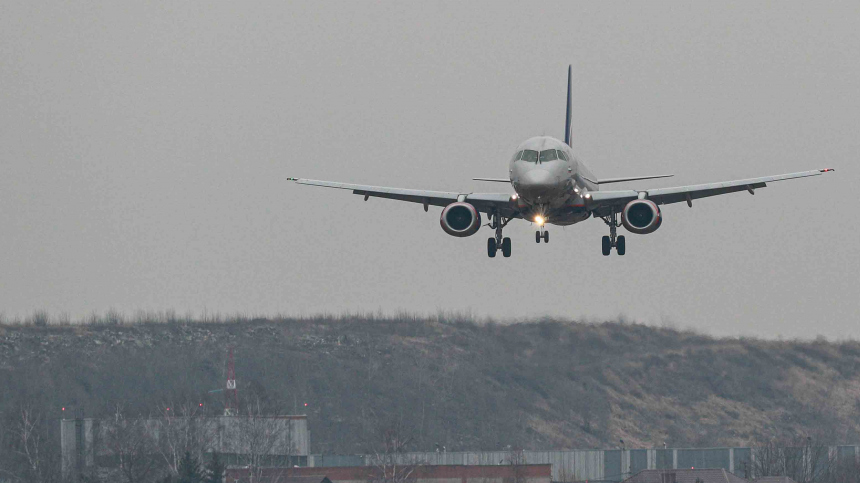 Самолет, летевший из Москвы в Саранск, совершил экстренную посадку в Шереметьево