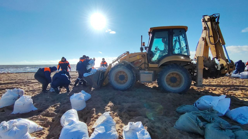 На побережье Черного моря обнаружили новые выбросы мазута