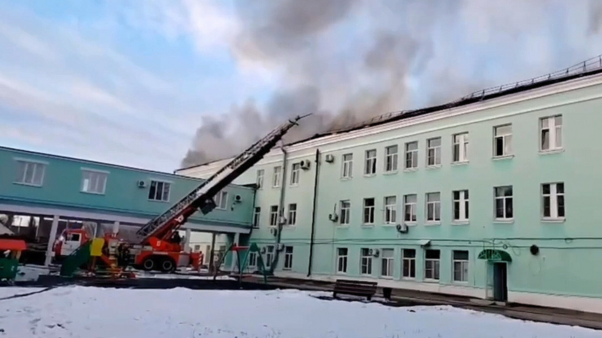 В Рязанской области полсотни пожарных тушат кровлю административного здания