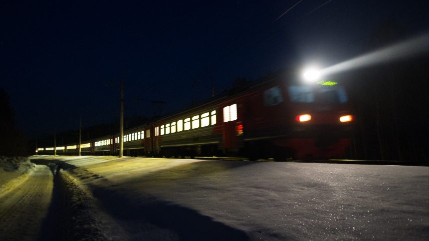 Пятеро подростков изнасиловали девушку в электричке ночью