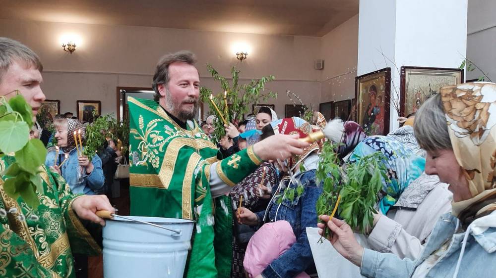 В храме поселка Локоть прошло богослужение, посвященное Входу Господню в Иерусалим