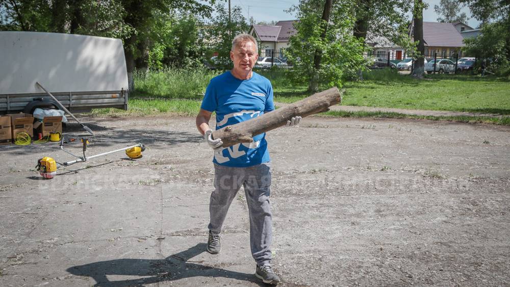 Антошин − с косилкой, Корхов − с дубиной: власти доказали любовь к Брянску