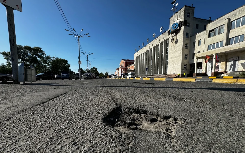 Брянские водители попросили избавить их от ям и очередей на парковке возле вокзала