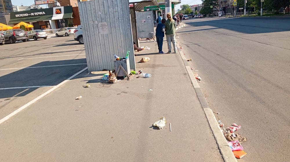 В Бежицком районе Брянска остановка возле БУМ-сити превратилась в свалку