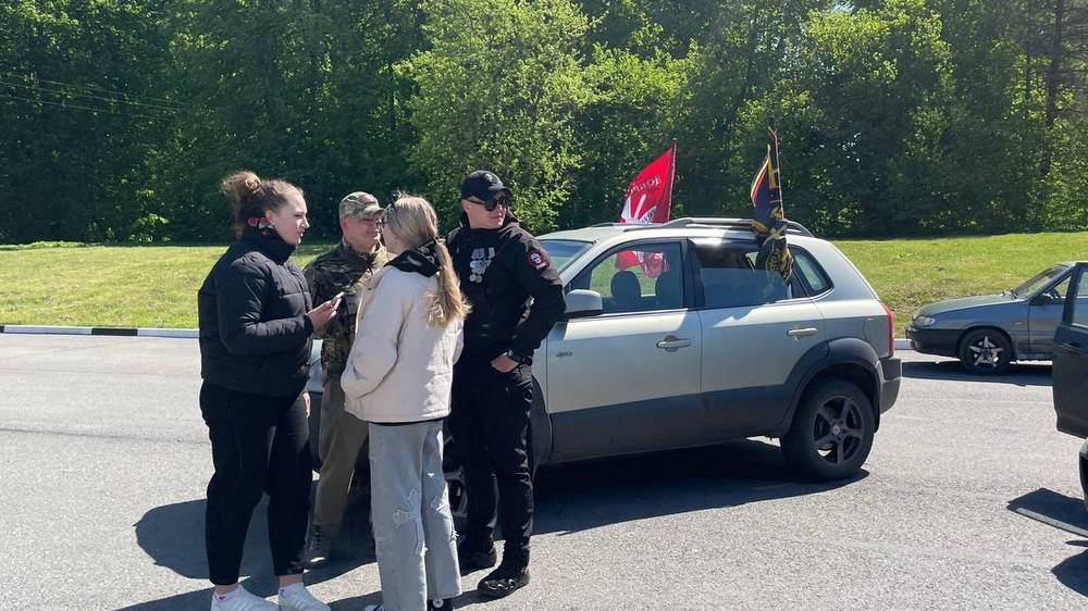 Под Брянском возле памятника Воинам-водителям собрались участники автопробега