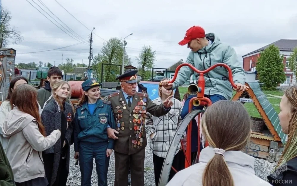 Брянские спасатели провели экскурсию для школьников в пожарной части № 37