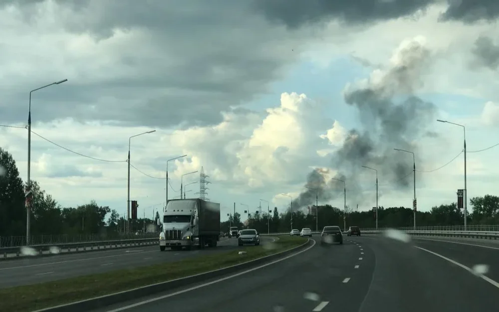 Над Володарским районом Брянская поднялся высокий столб черного дыма