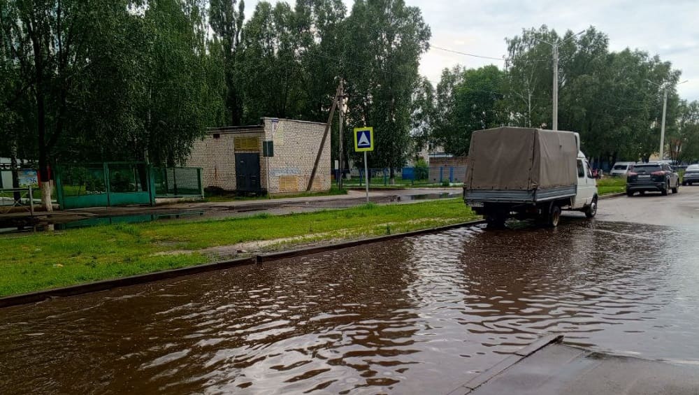 В Брянске проблемная дорога к гимназии  5 снова ушла под воду