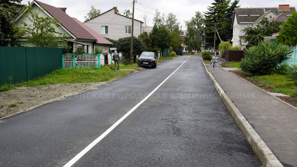 К радости детей, в Брянске построили тротуары до школы 11 и гимназии 2