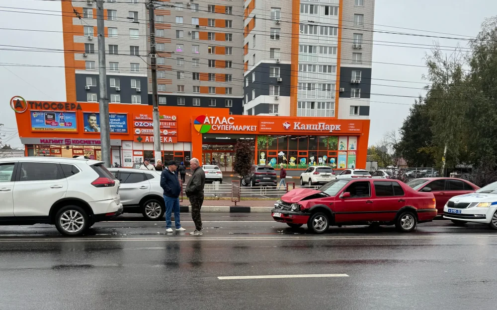 На улице Дуки в Брянске столкнулись два легковых автомобиля