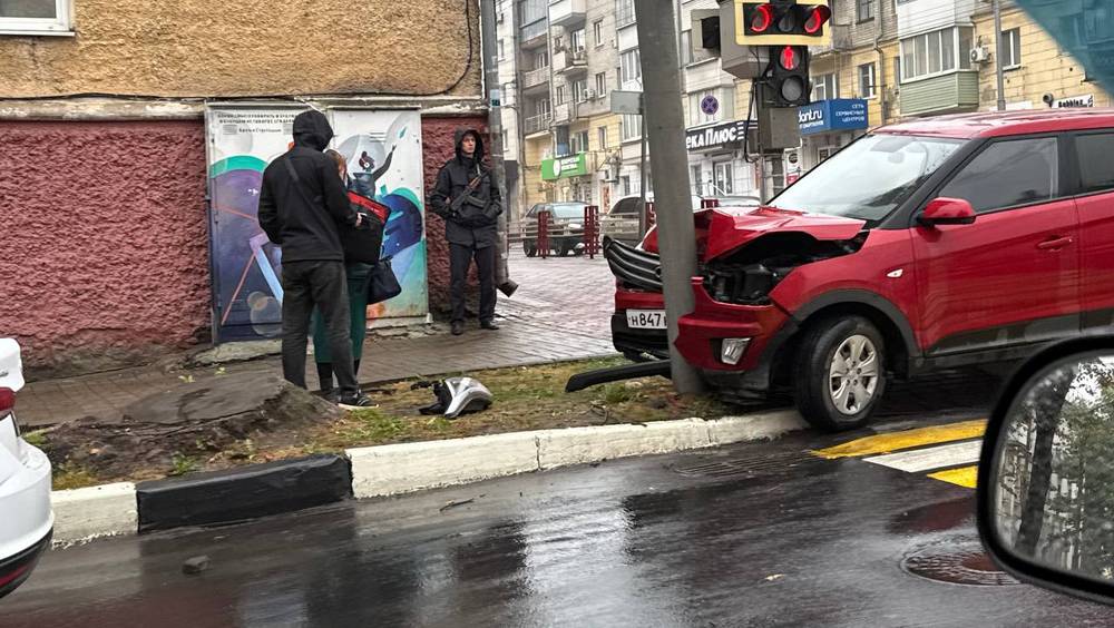 В центре Брянска автомобиль чудом не сбил пешеходов