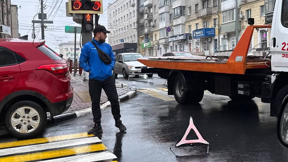 В Брянске автомобиль врезался в столб на улице Горького