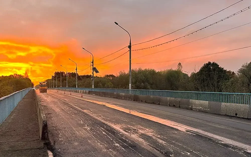 За одну ночь на мосту через Болву в Брянске уложили более 300 тонн асфальта