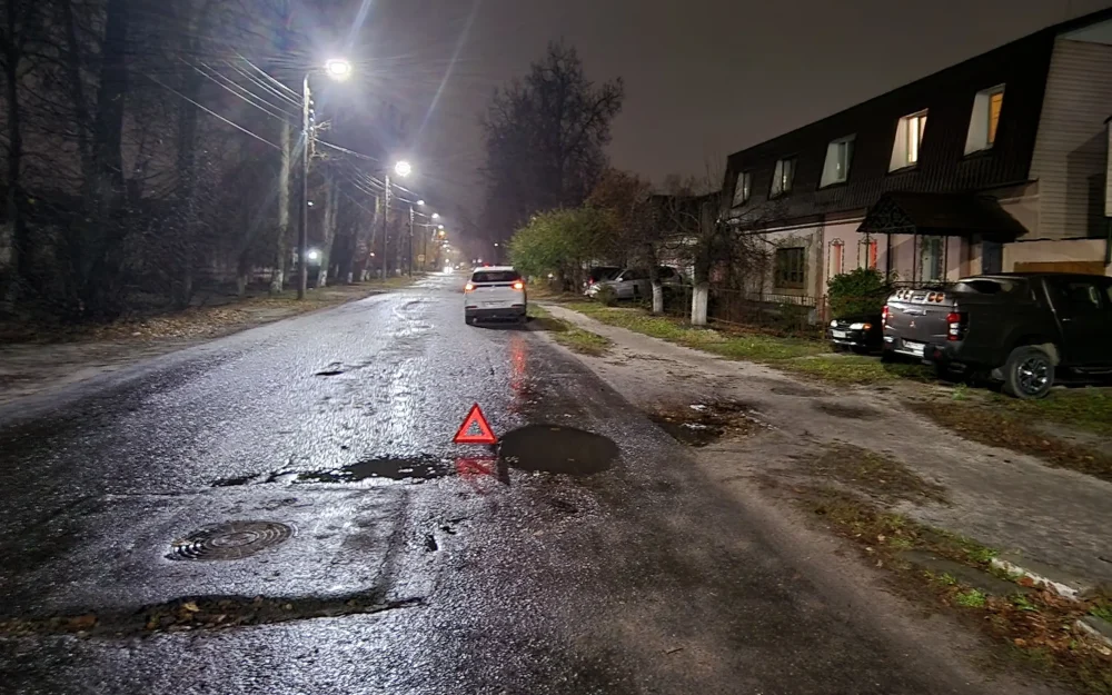 Брянский водитель повредил два колеса и подвеску в огромной яме-долгожительнице