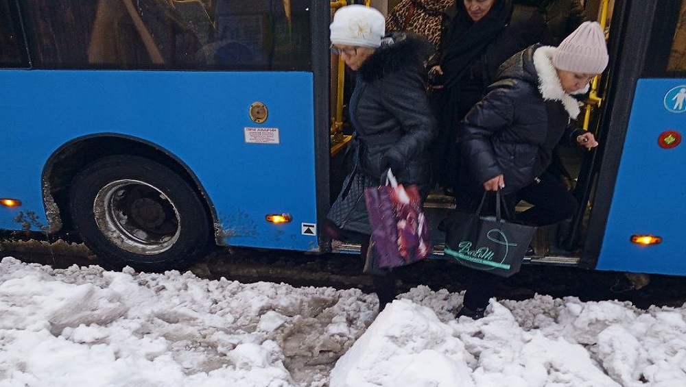 В Брянске возле ТЦ «БУМ-сити» мокрый снег оборвал провода