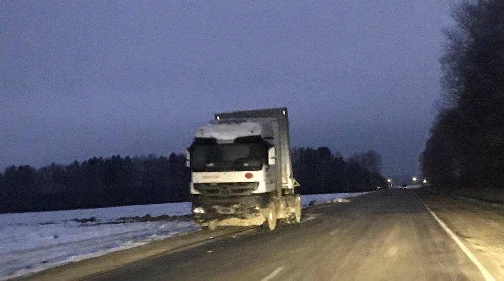 Возле поселка Локоть огромный скотовоз слетел с дороги в поле