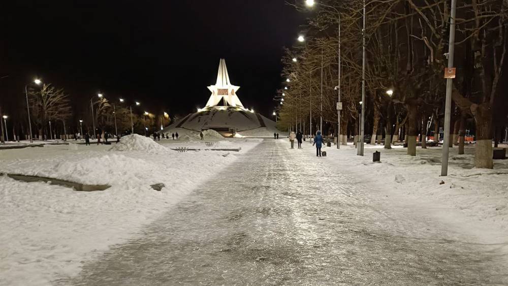 На льду в брянском парке Соловьи начали падать даже огненные олени