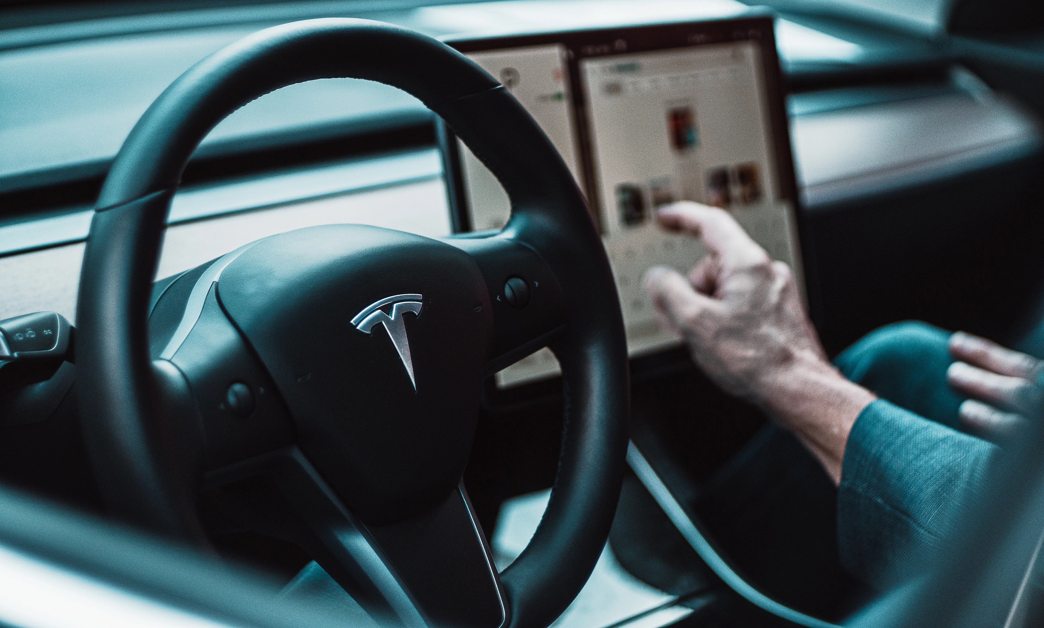 Те же грабли? Электрокар Tesla снова взломали за пару минут