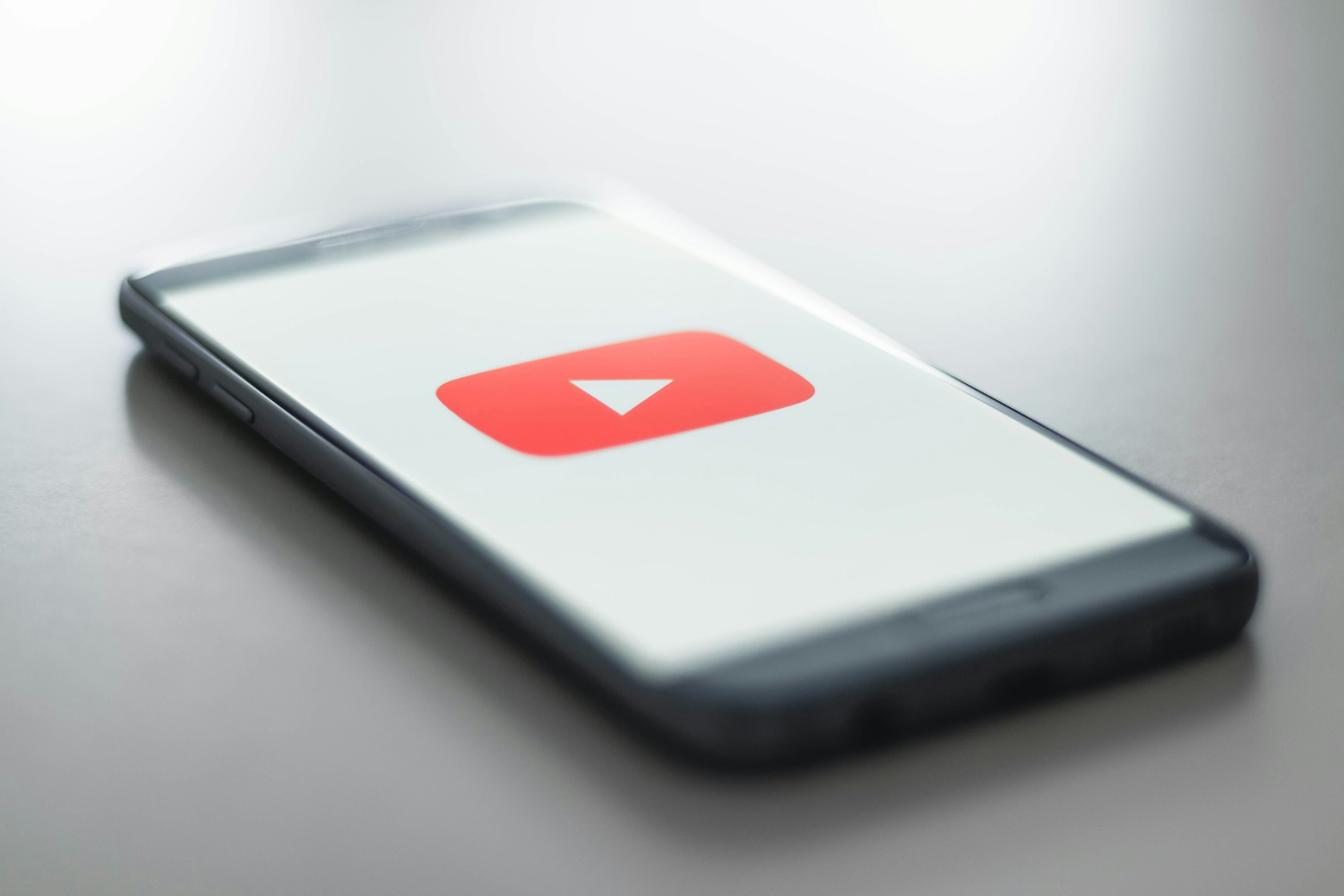 На YouTube появилась кнопка Спросить для уточнения видео