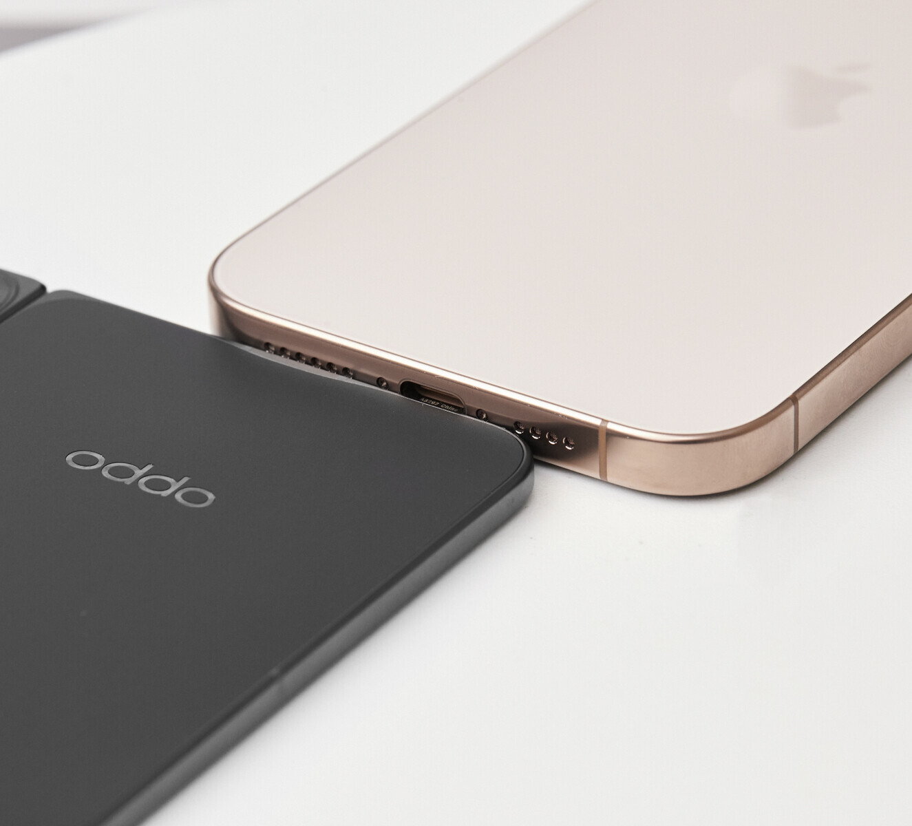 iPhone 16 Pro сравнили с Oppo Find N5  смартфон Apple оказался в два раза толще