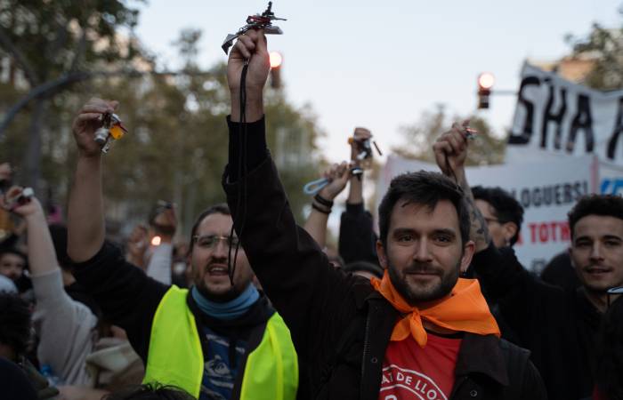 Жители Барселоны протестуют против высоких цен на аренду, перекрыты несколько центральных улиц