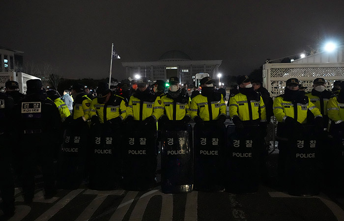 В Южной Корее остановлена работа парламента и партий и запрещены митинги