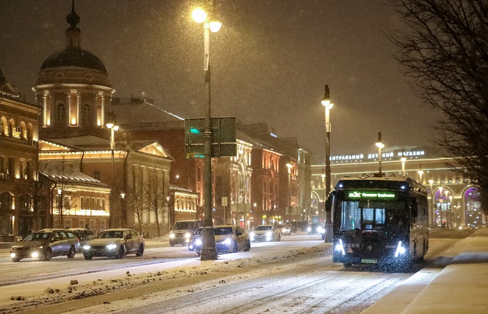 Снег и сильный ветер продлятся в Москве до утра вторника, возможна гололедица