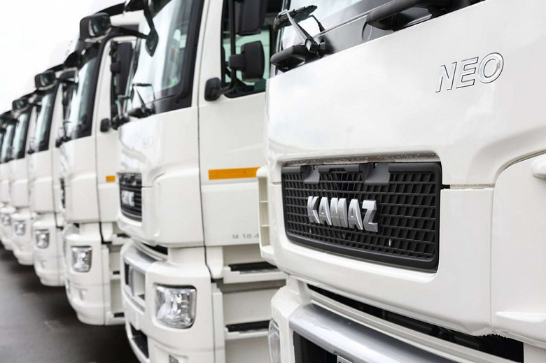 Кабина от Mercedes Axor, мотор Mercedes, коробка передач ZF. КамАЗ сотнями распродает грузовики К4 c импортными комплектующими, цена  от 1,7 млн рубле