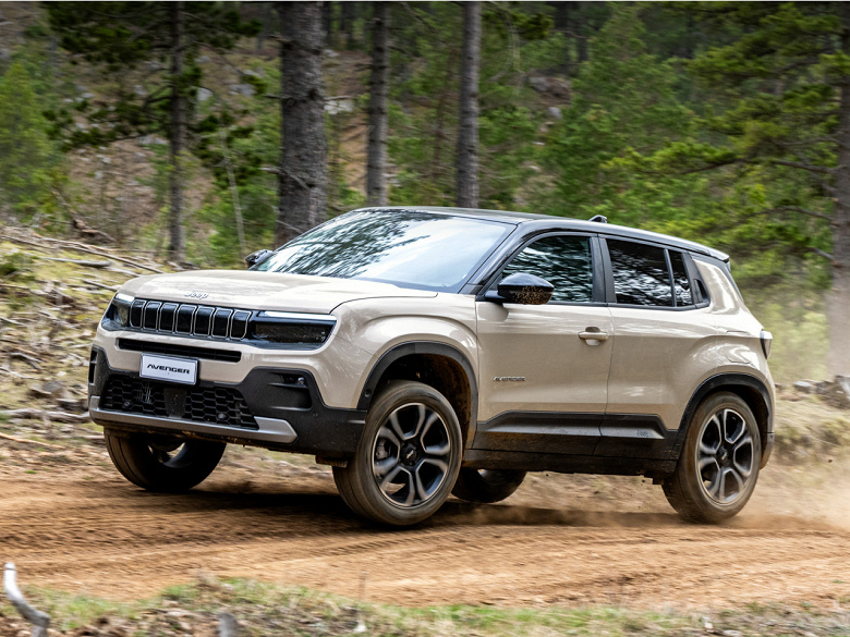 В Россию привезли альтернативный Jeep. За Jeep Avenger e-Hybrid просят 7,2 млн рублей