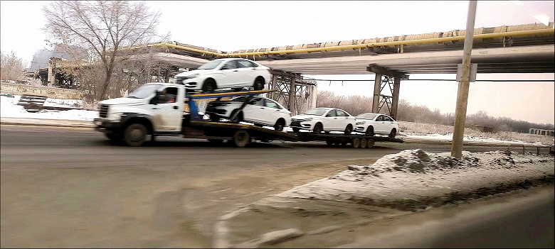 Lada Vesta «в базовом варианте просто навалом, и с механикой, и с вариатором», а самую дешёвую Lada Granta придётся ждать пару месяцев