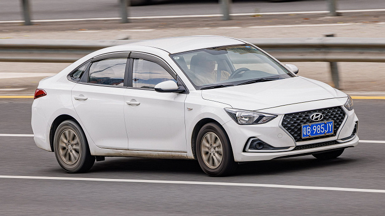 Больше Hyundai Solaris, но с теми же 1,6-литровым ДВС и 6-ступенчатым «автоматом» — дешевле Lada Vesta, Solaris HS и «Москвича 6». В России подешевели Hyundai Celesta