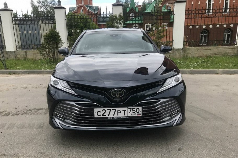 В продаже появилась новая Toyota Camry, выпущенная в России, с полноценным автоматом