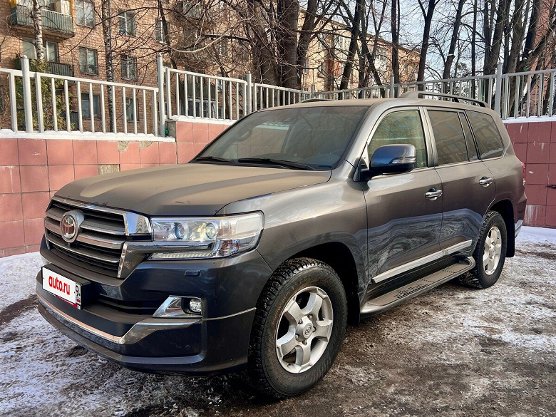 В продаже появился новый Toyota Land Cruiser 200 в топовом исполнении