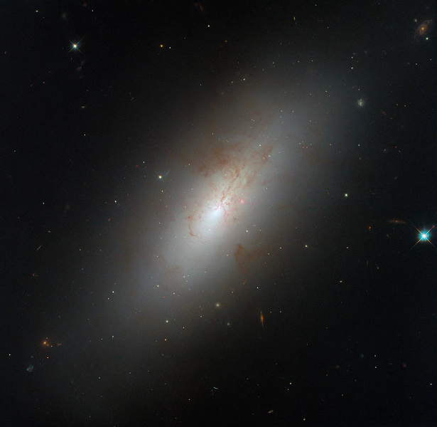 Хаббл запечатлел уникальную галактику NGC 4694: комбинация спиральной и эллиптической форм