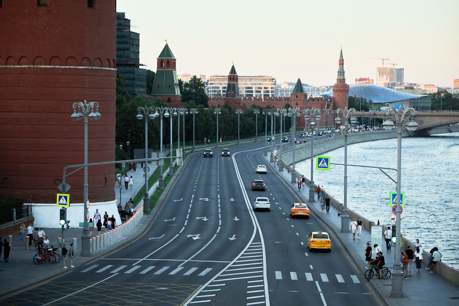 Светофоры на улицах Москвы перенастроили на летний режим