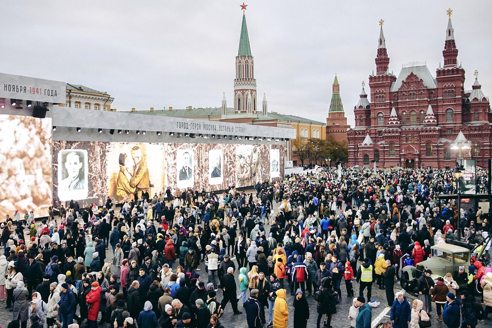 Исторические инсталляции и спектакли представили в музее под открытым небом на Красной площади