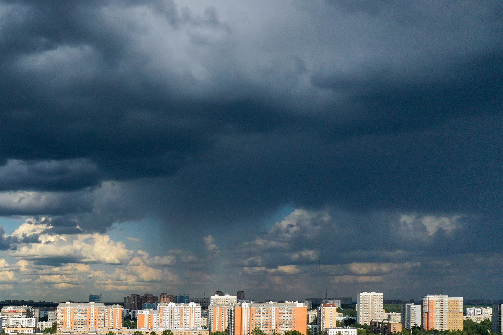 Ливень и гроза: в Москве ухудшится погода