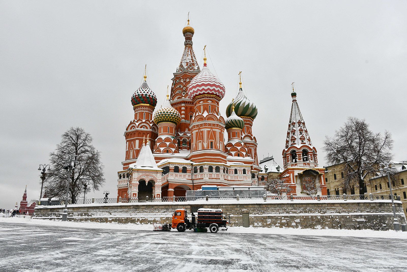 Городские службы круглосуточно дежурят на улицах столицы