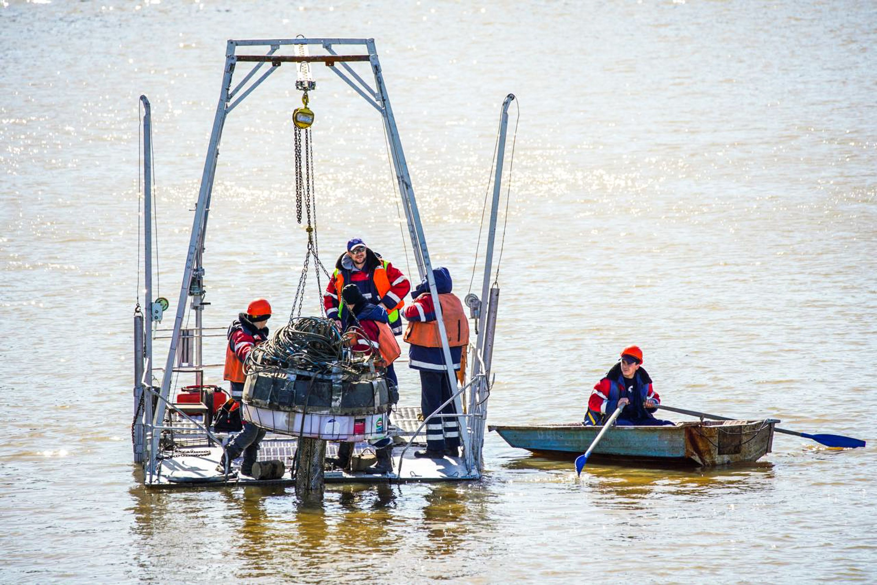 17 плавающих фонтанов на Водоотводном канале демонтировали на зимний период