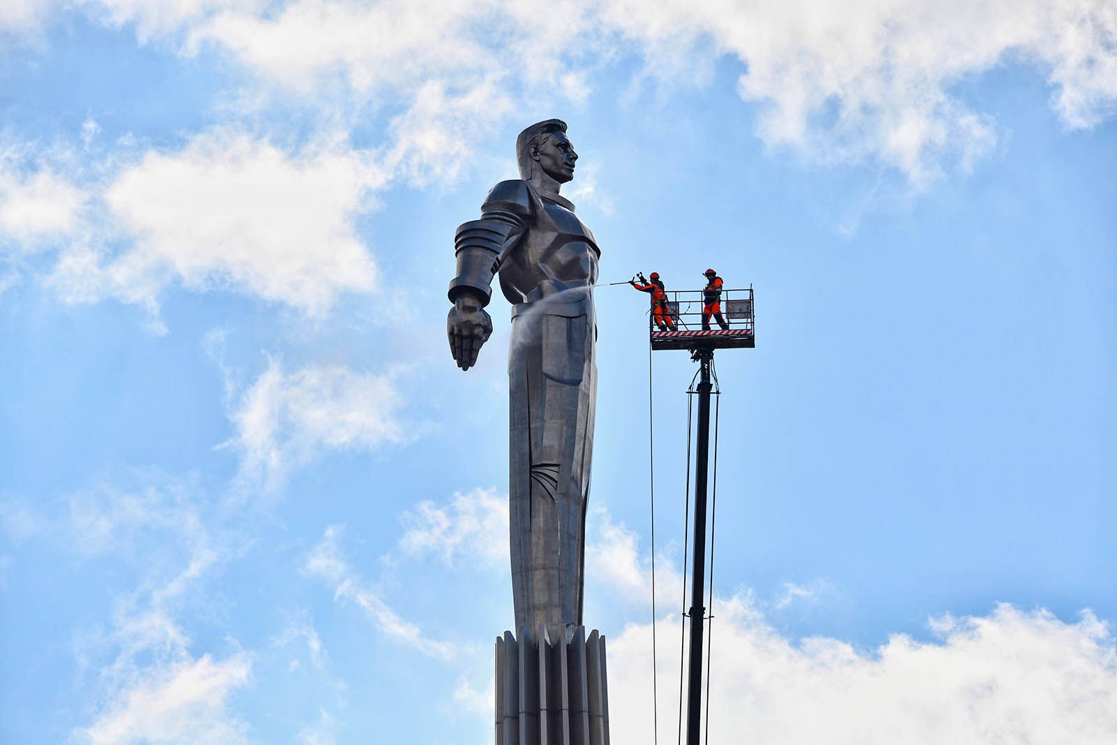 Более 1,1 тысячи памятников промоют в Москве после зимы