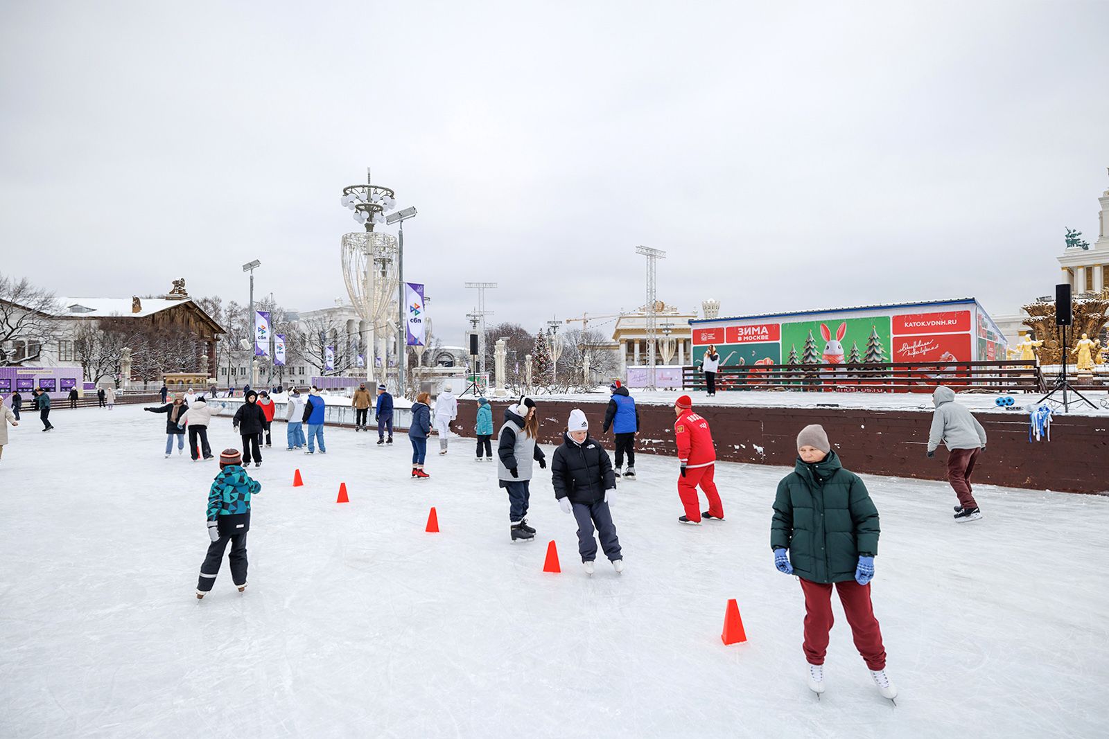 Каток ВДНХ в этом сезоне снова стал центром зимнего отдыха  Мэр Москвы