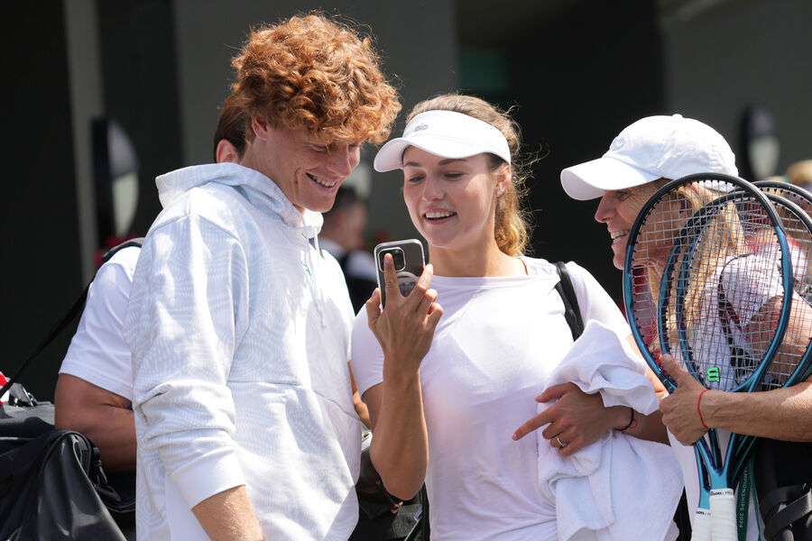 Фото: Калинская целует Синнера после его победы на US Open