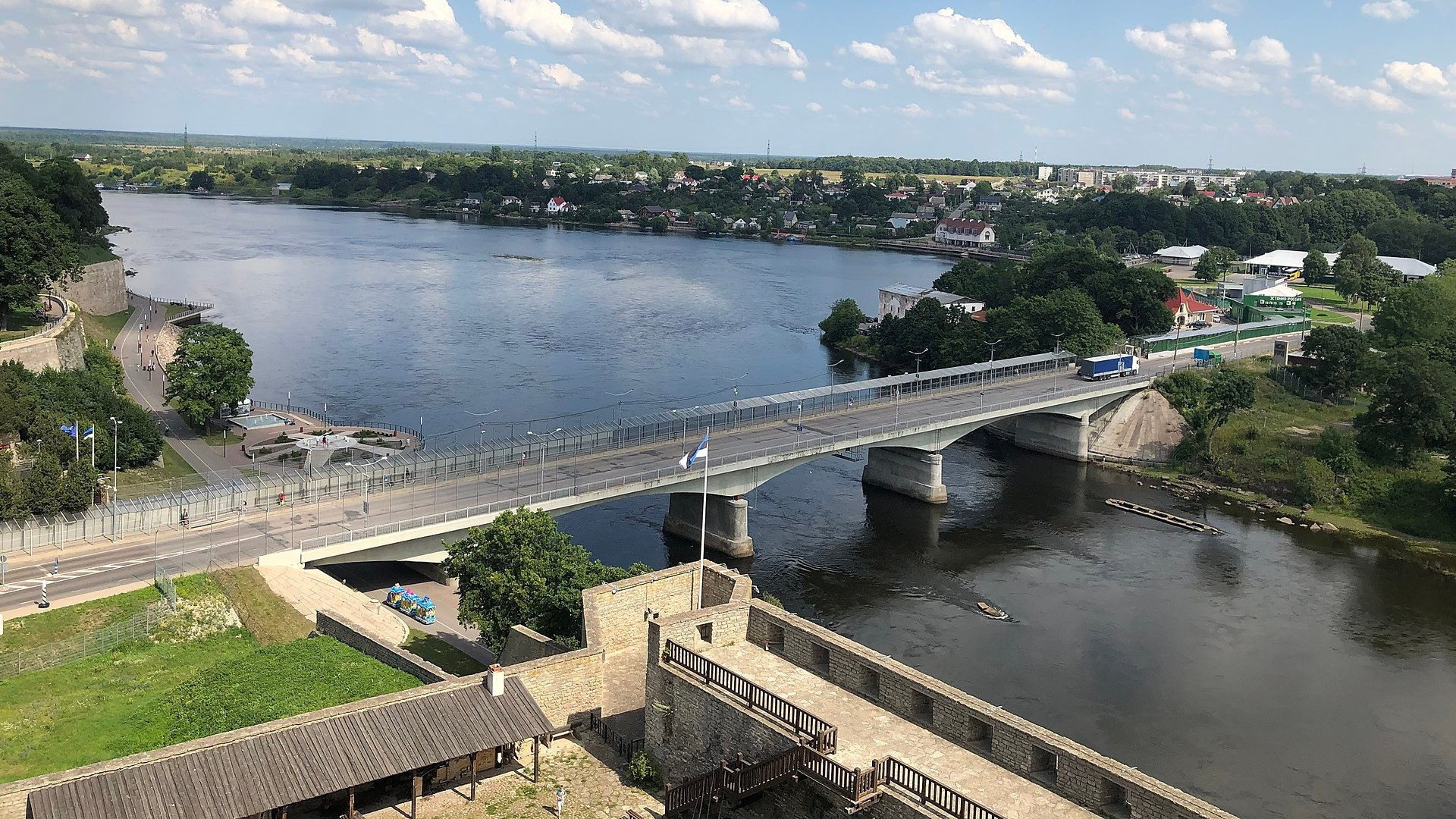 За полтинничек — без очереди. Переход границы с дискотекой