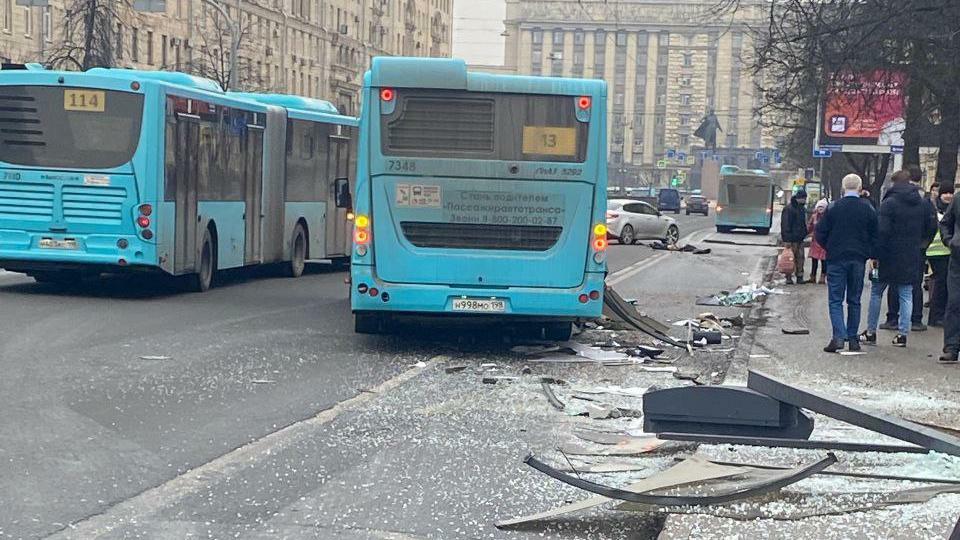 Автобус протаранил несколько машин и снес остановку: что известно о ЧП на Ленинском