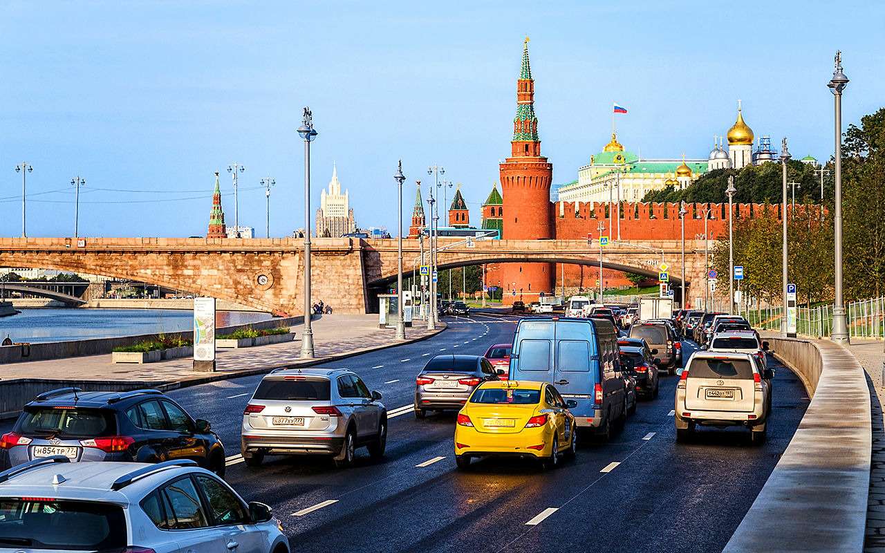 Максимальное москва. Пробки Москва Кремлевская набережная. Москва дороги лето. Москва утро дорога. Кремль дорога Москва.