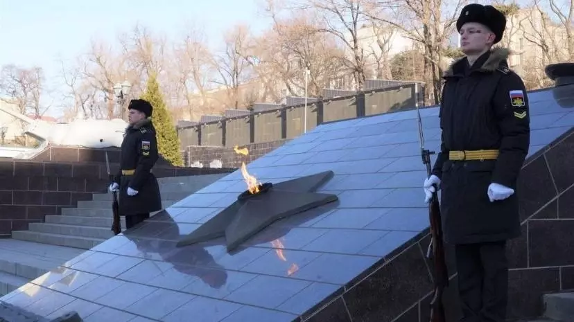 Цветы возложили к Вечному огню во Владивостоке в день воинской славы России