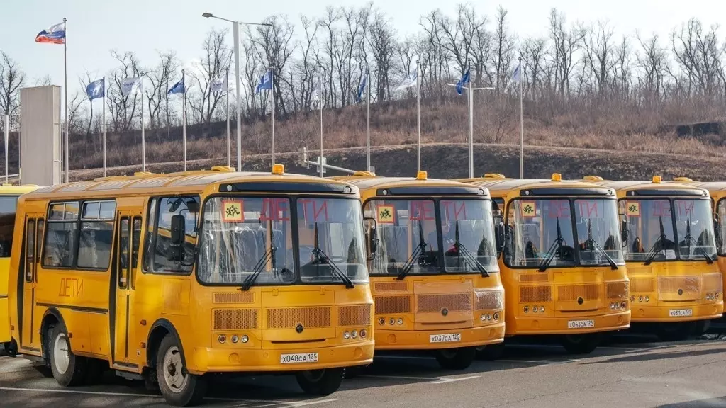 47 новых автобусов передал в школы Приморского края губернатор Олег Кожемяко