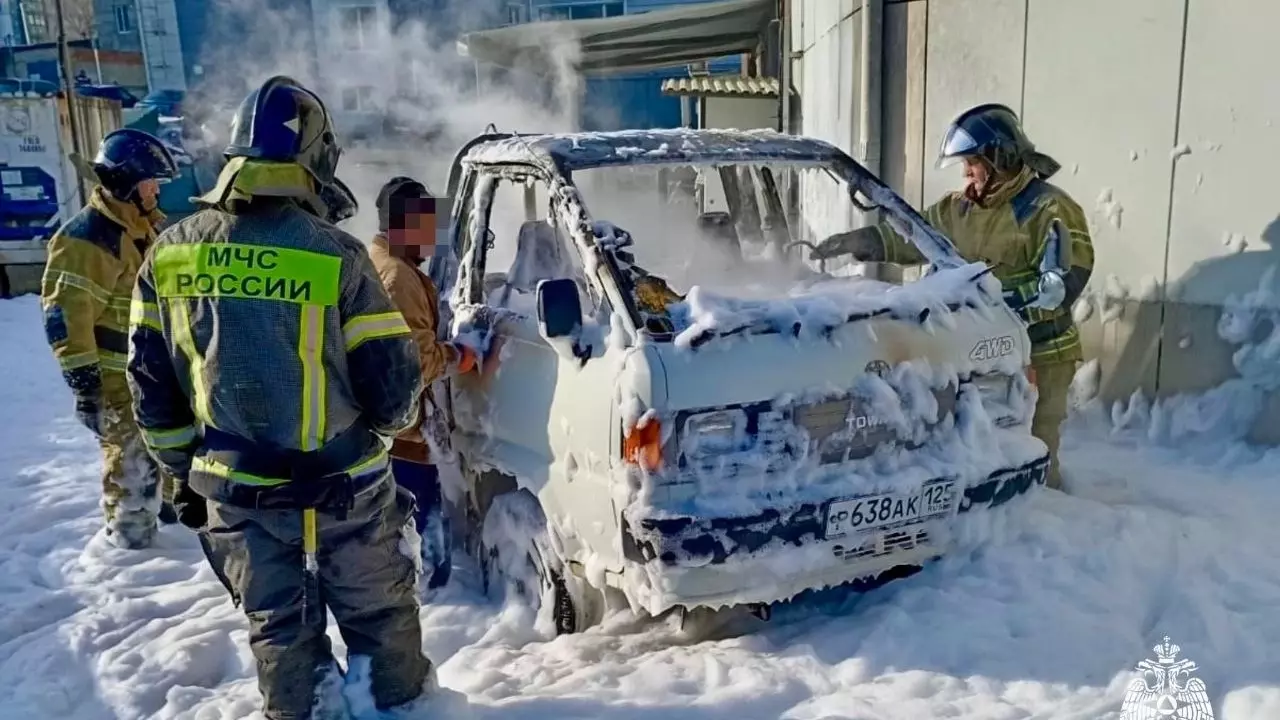 Возгорание автомобиля ликвидировали в Большом Камне