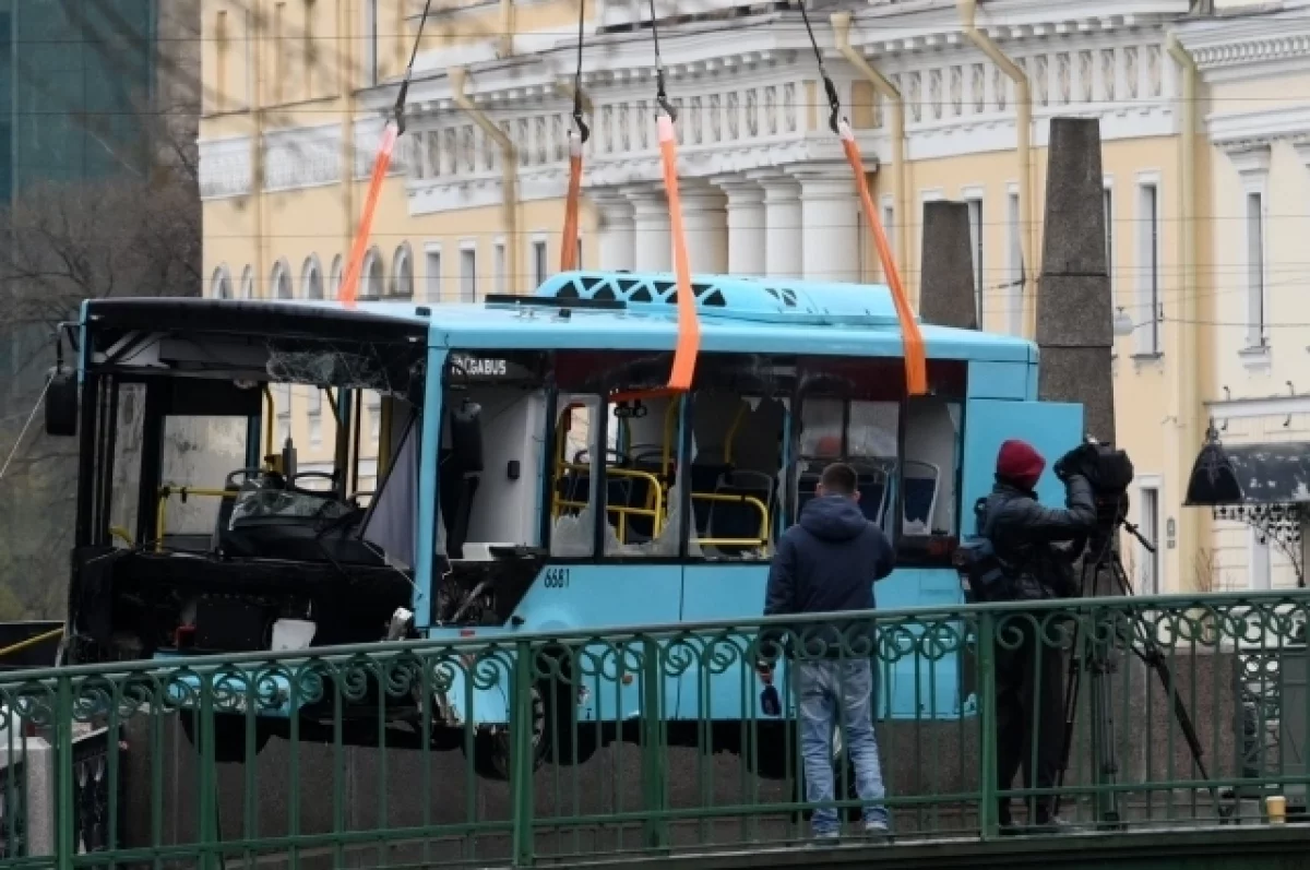 Водителя упавшего в Мойку автобуса задержали в качестве подозреваемого